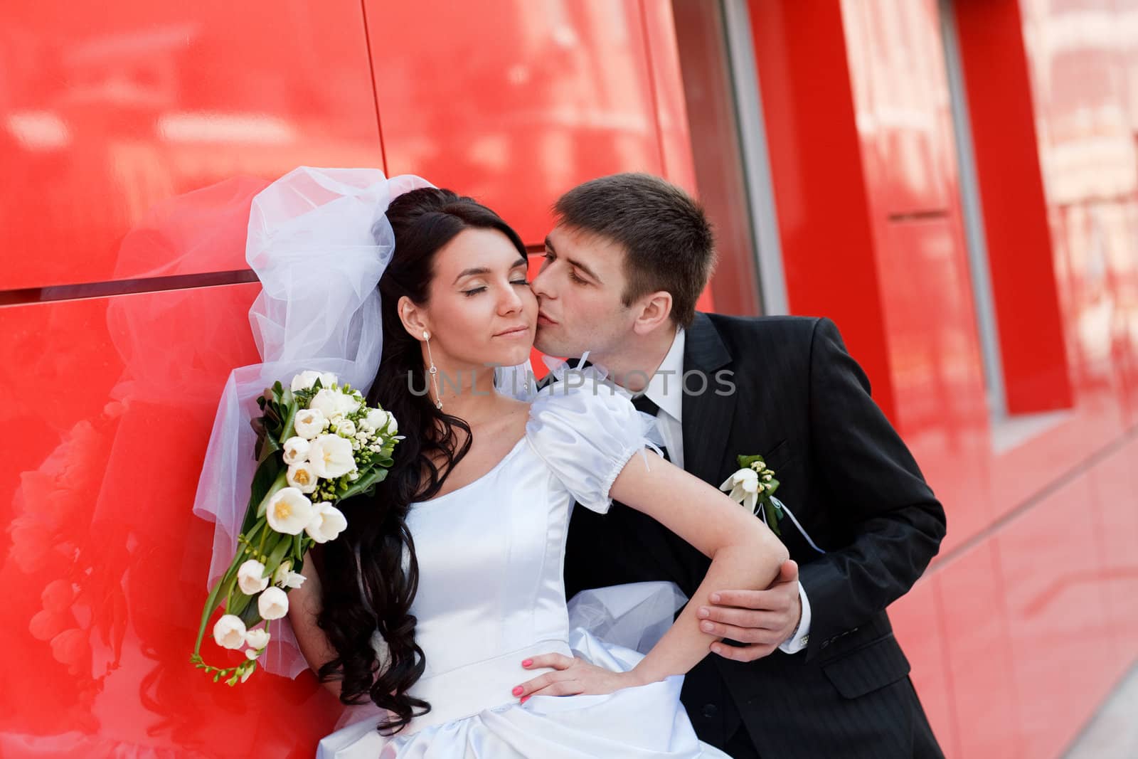 kiss by the red wall