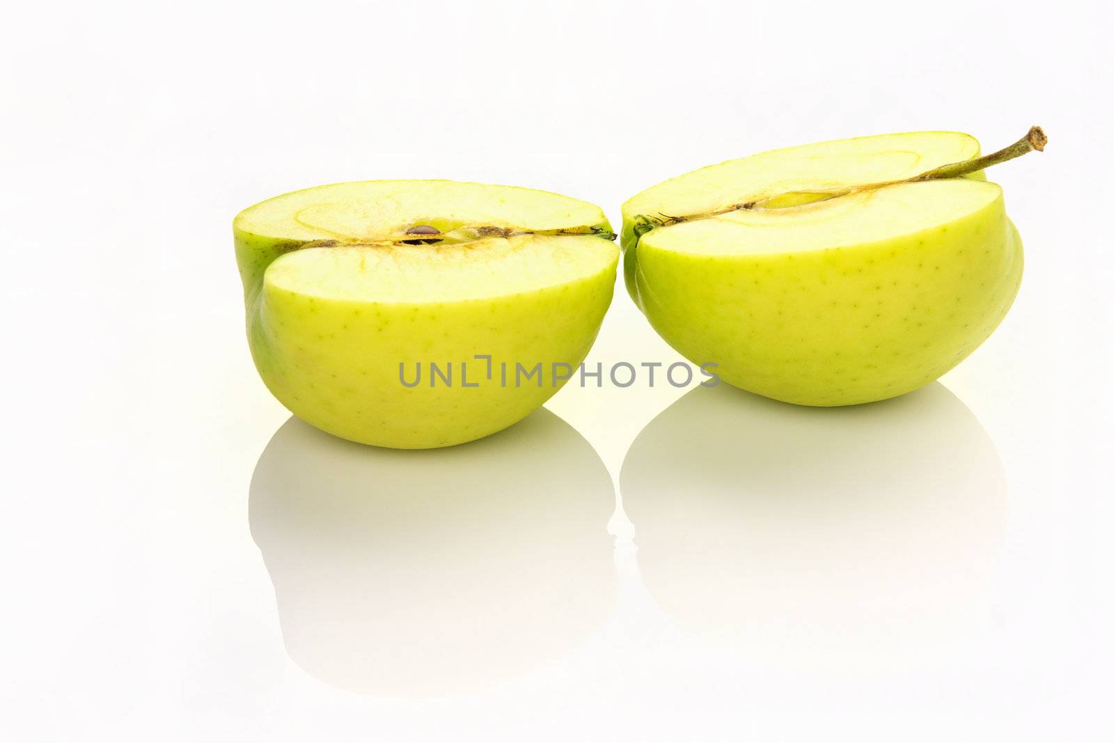 sliced apple with reflection by sfinks