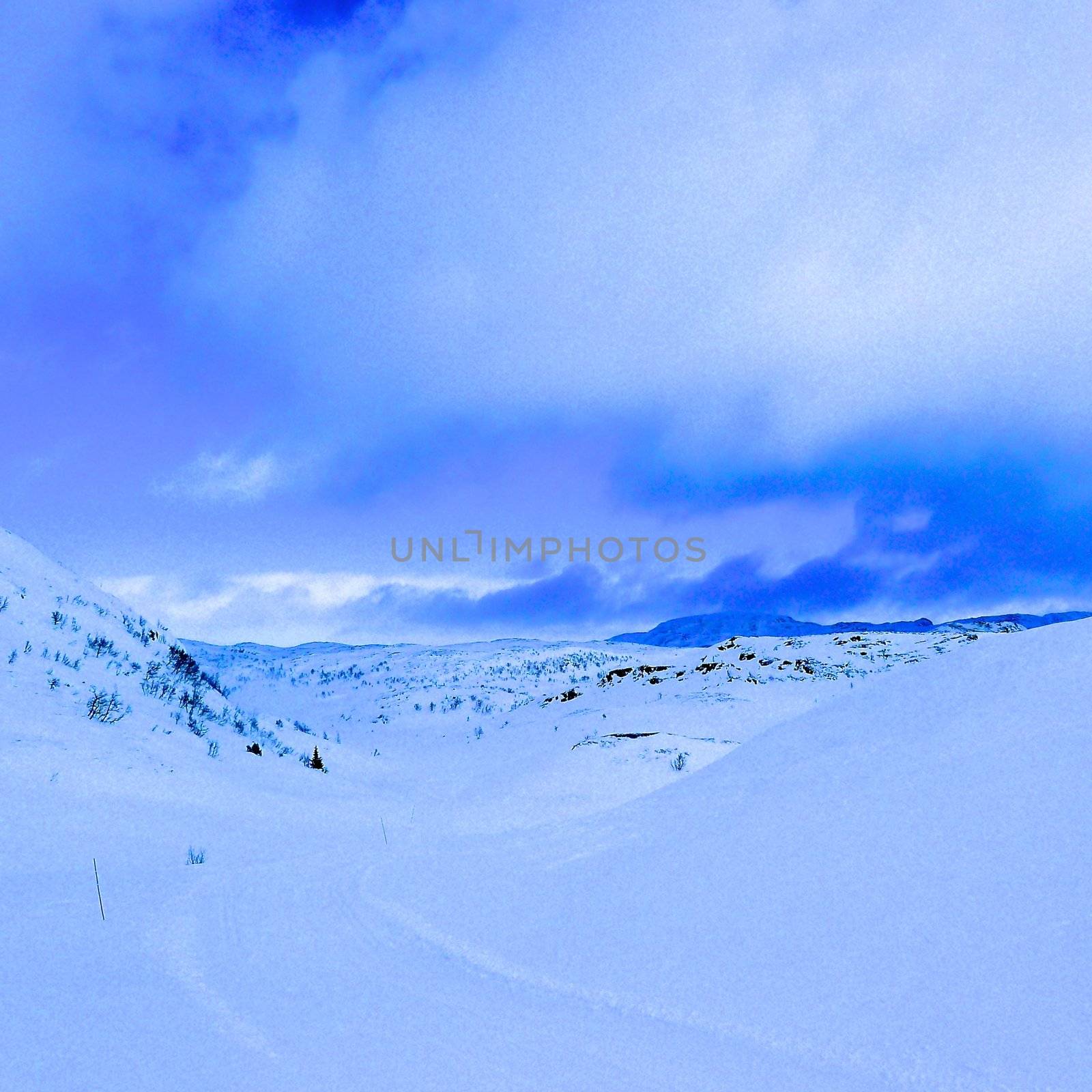 Hill in snow by Bildehagen