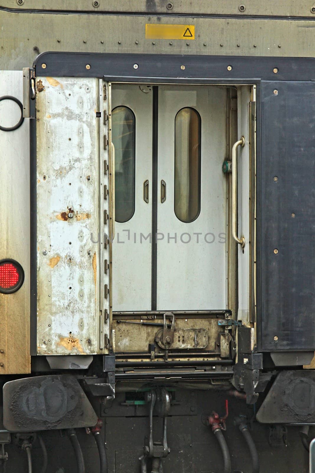 Rear of train passenger car, nobody around by Arvebettum