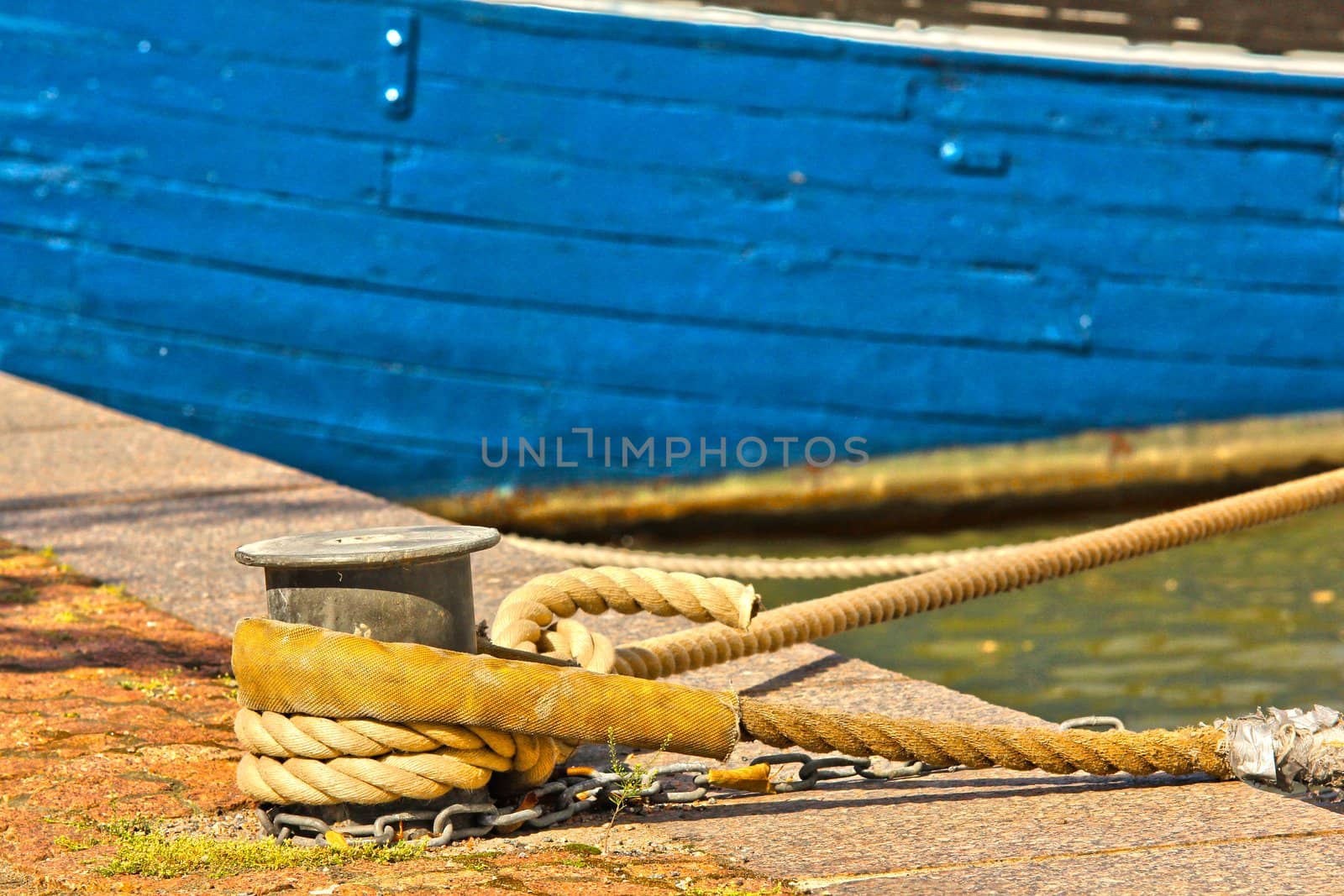 Mooring a blue boat in the Harbor