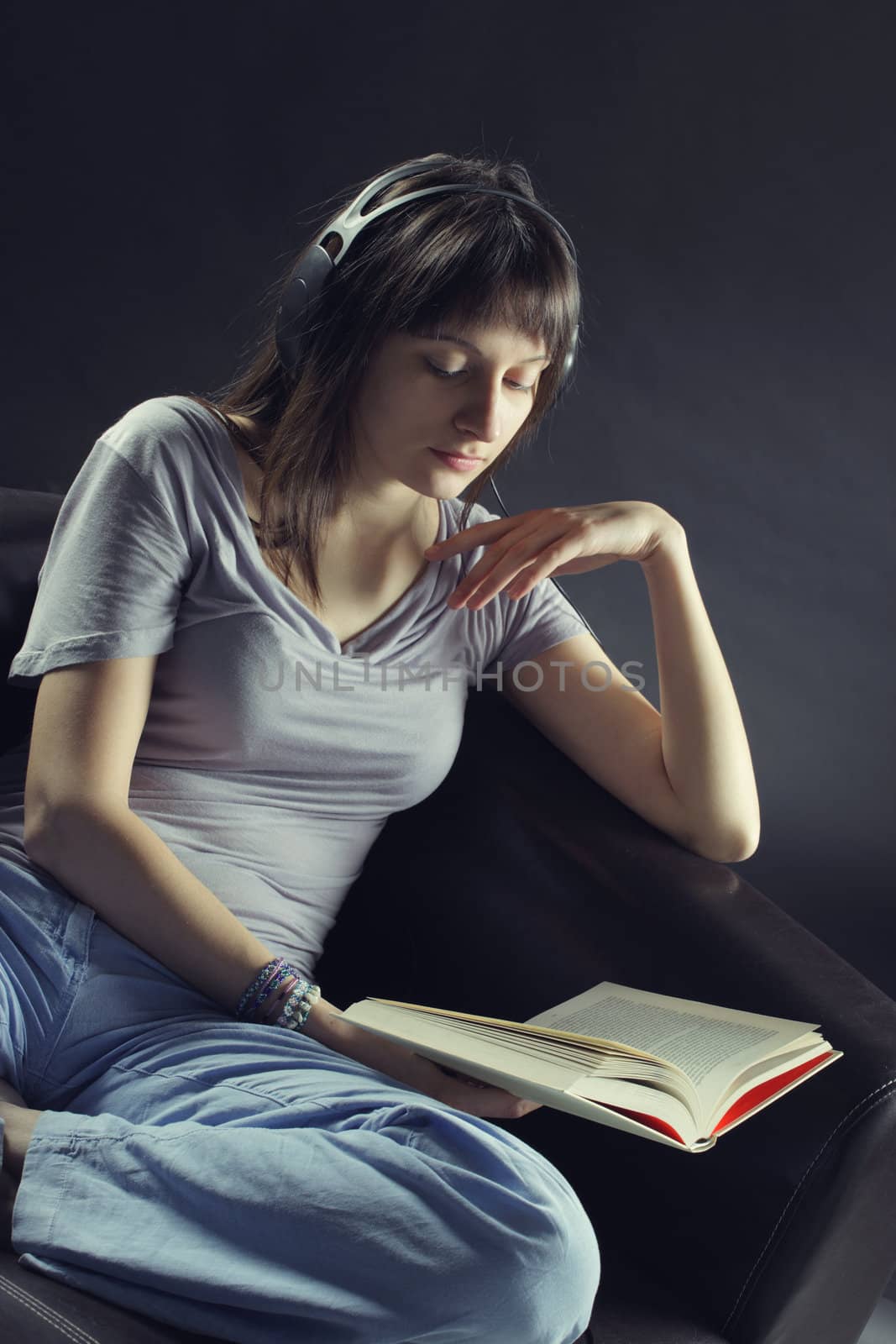Relaxed young woman listening music by stokkete