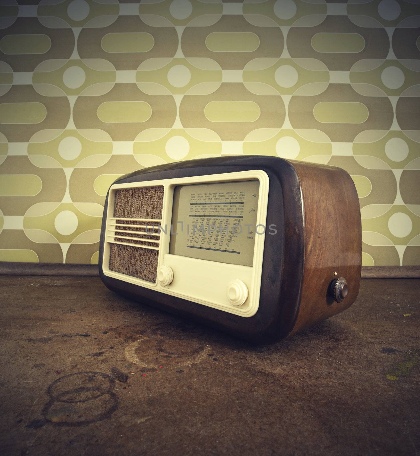 vintage radio by stokkete