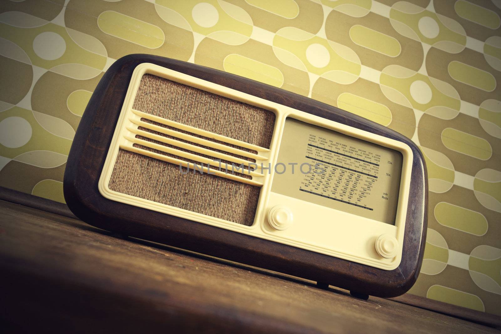 vintage radio by stokkete