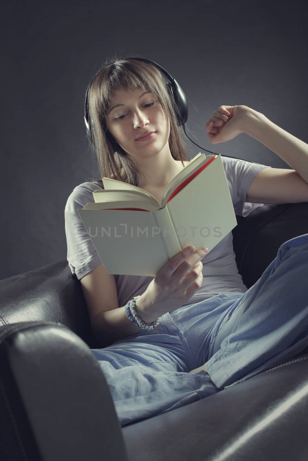 Relaxed young woman listening music by stokkete