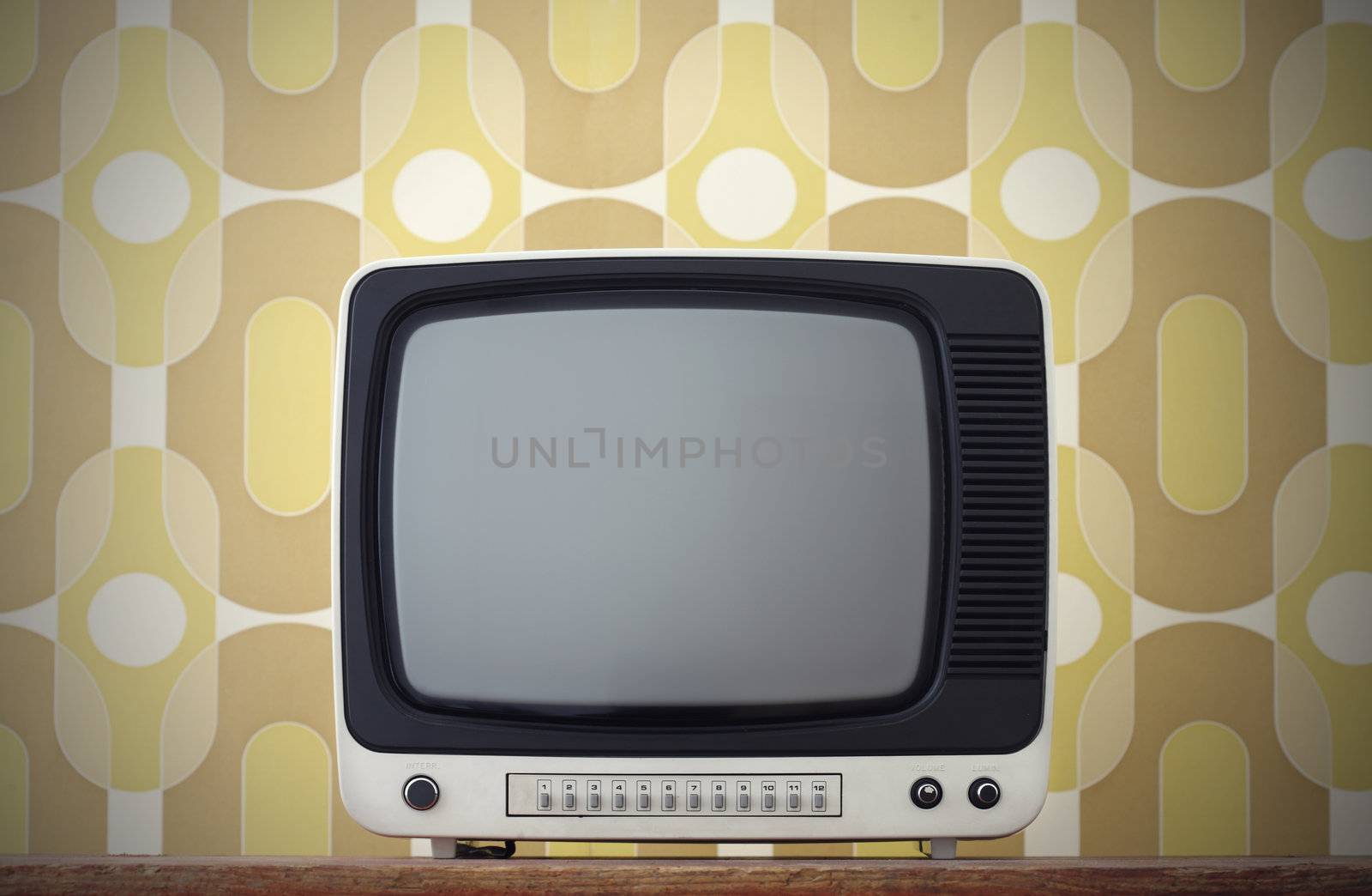 vintage tv by stokkete