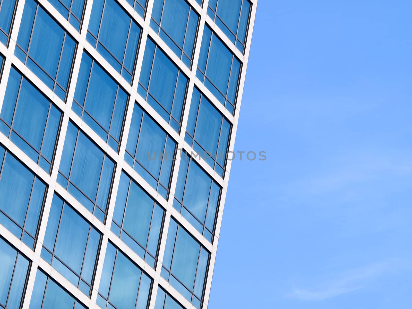 square pattern and the blue sky by jakgree