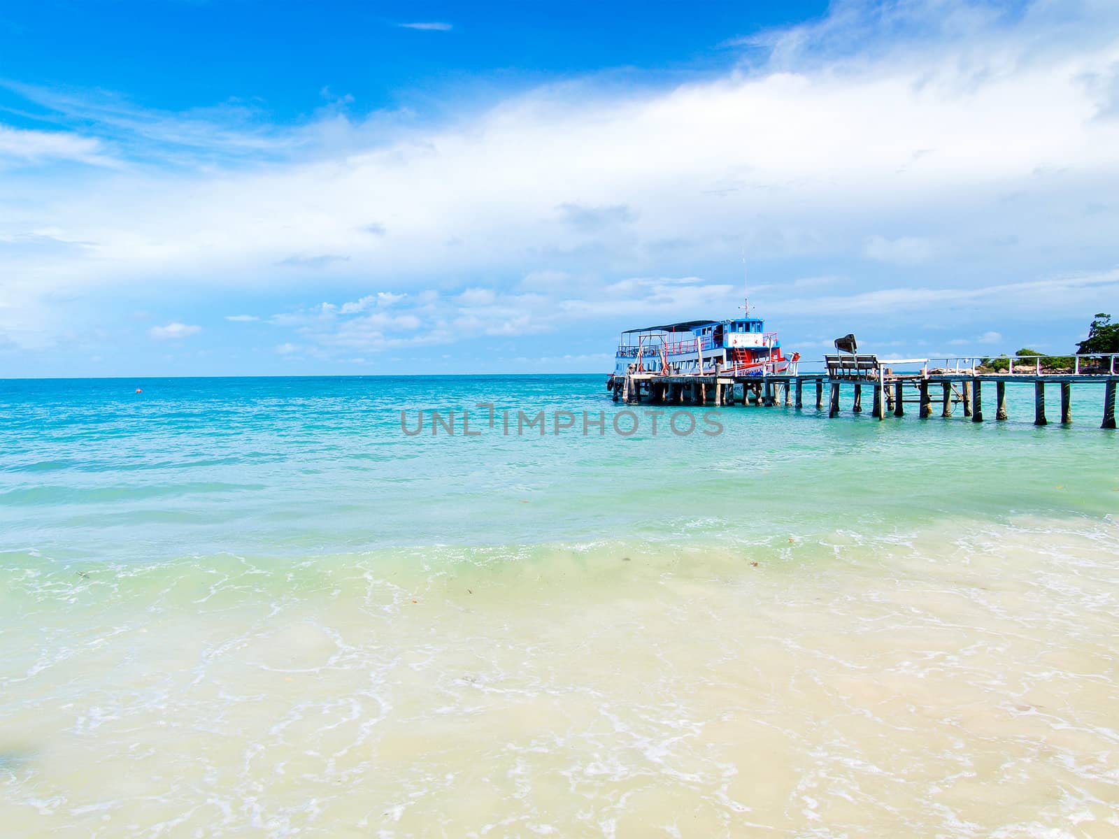 view of passenger ferry boat at Samed island by jakgree