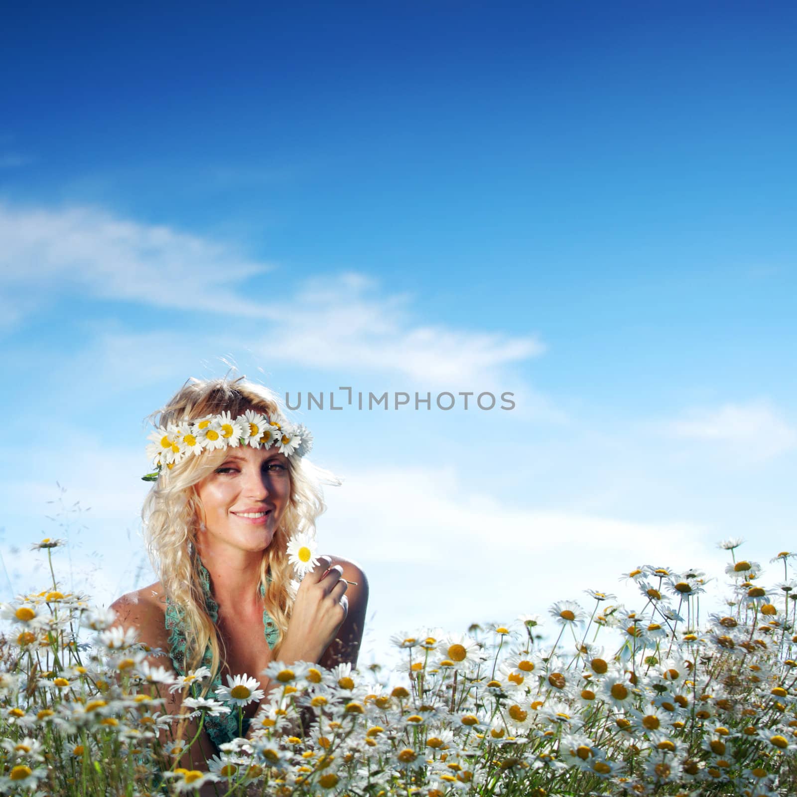 beautiful girl on the daisy flowers field 