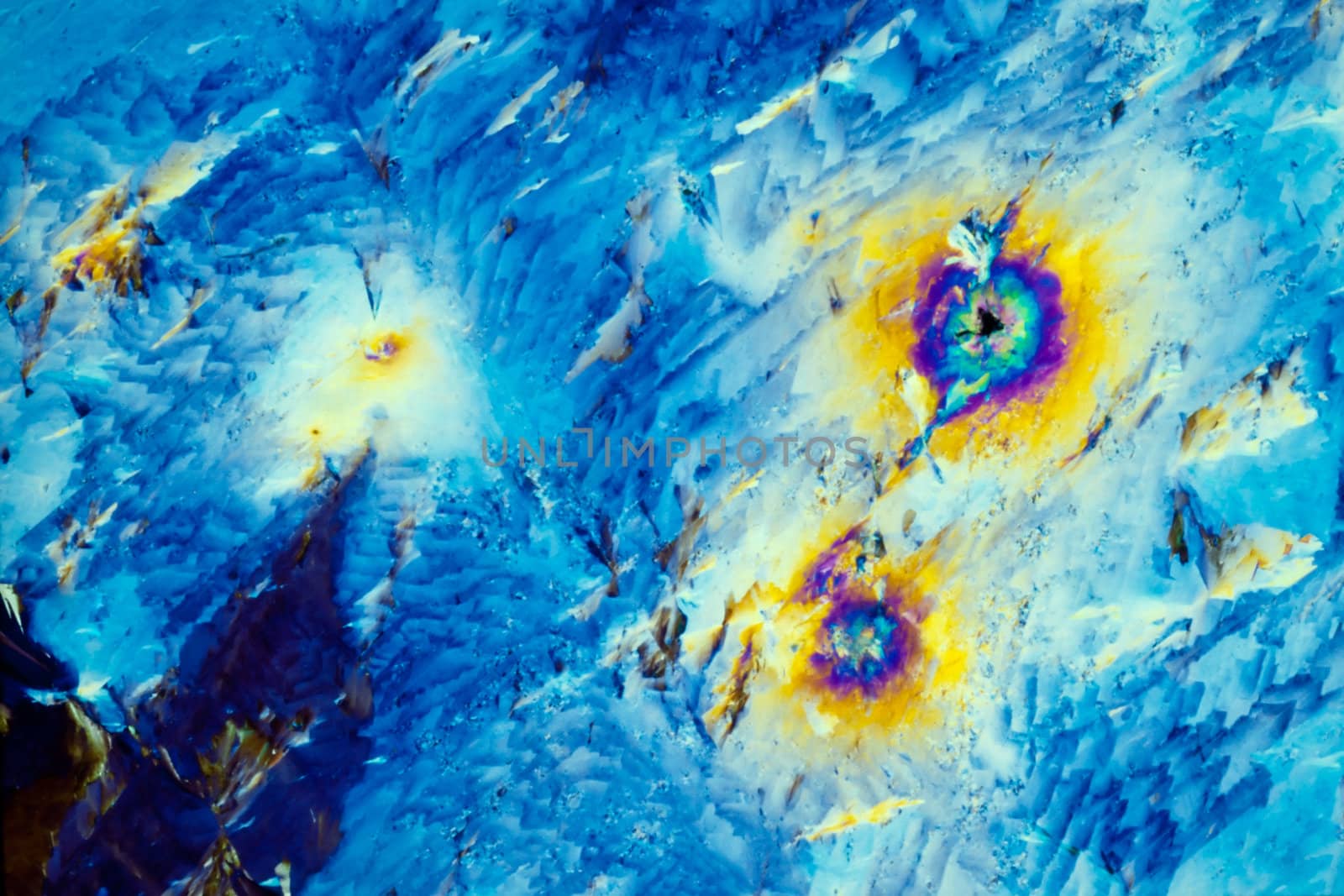 Colorful apearence of crystals of sodium thiosulphate, a photographic film fixer, in polarized light.