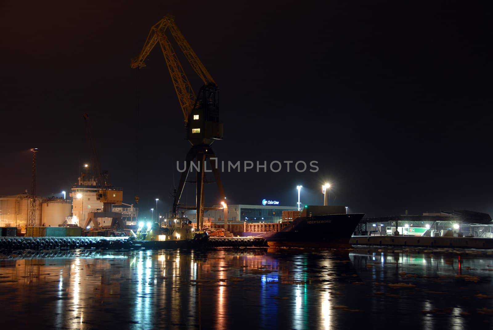 Larvik harbour at night by kekanger