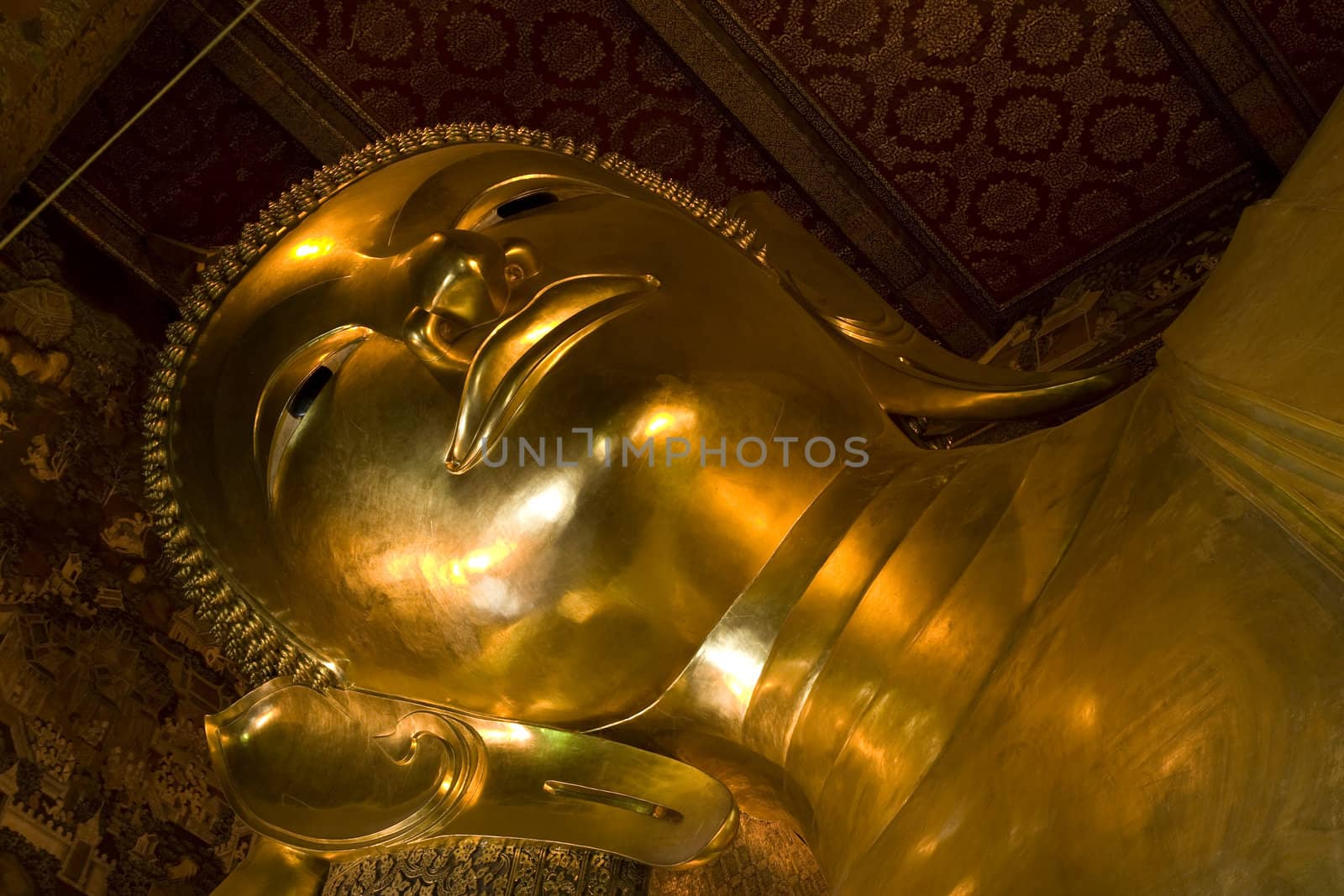 Golden Statue of Reclining Buddha by foto76