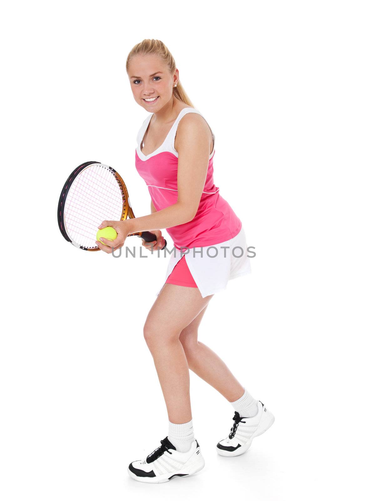 Woman playing tennis by kaarsten