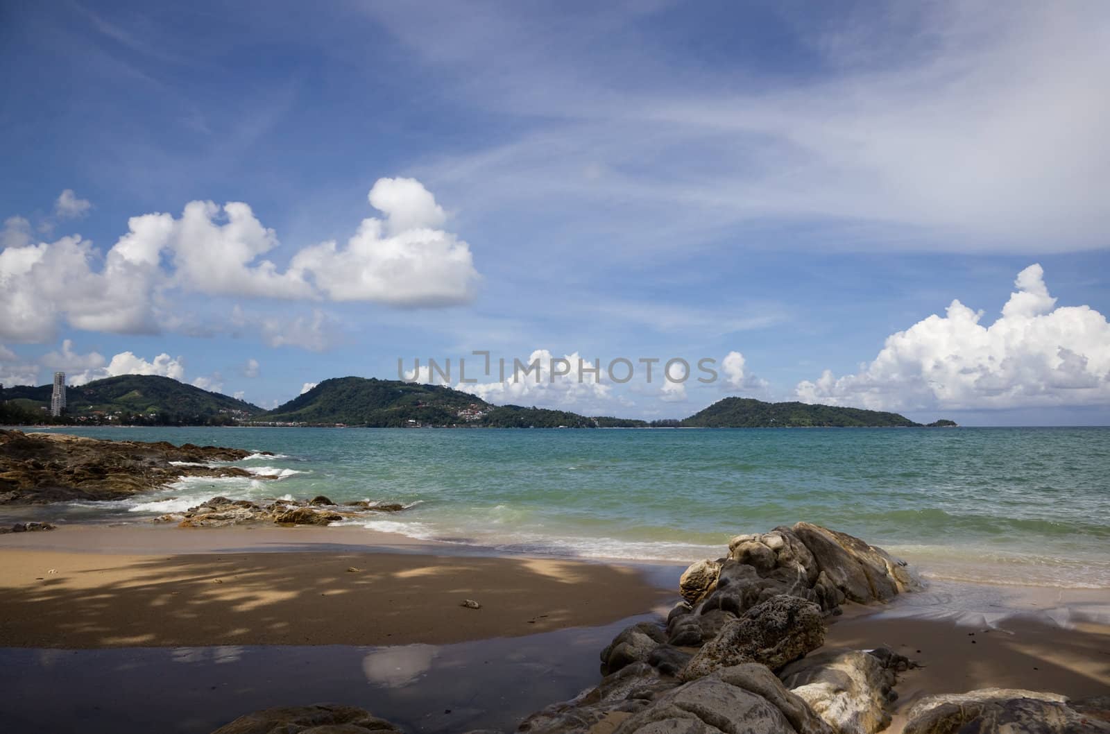 Sea views from the shady beach. Phuket. Patong.