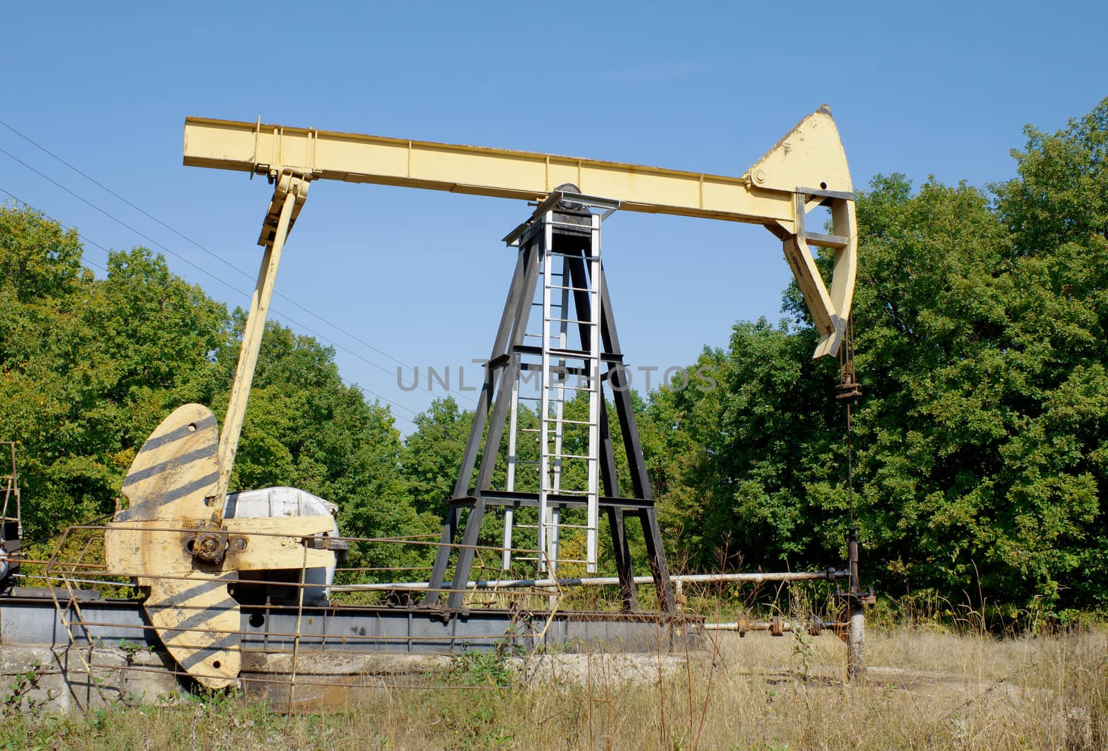 Machine-rocking for the extraction of oil from wells
