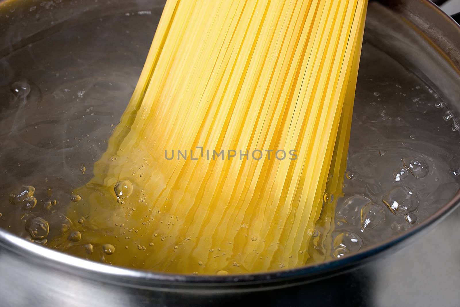 cooking spaghetti in hot water