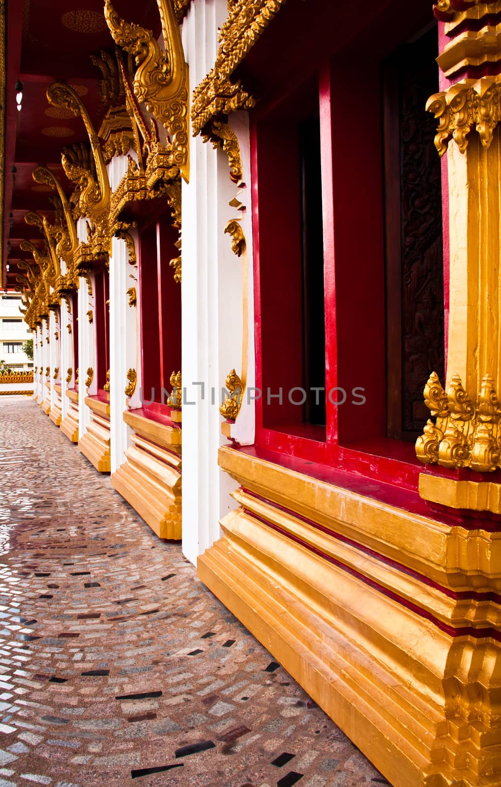 The beauty of the corridors. The Thai temple architecture.