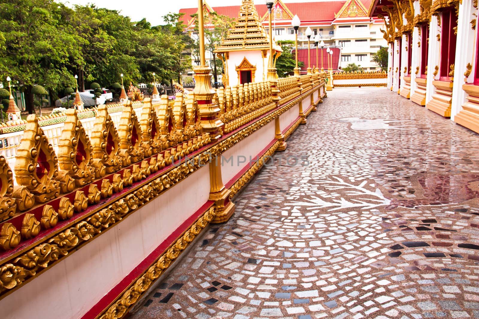 The beauty of the corridors. The Thai temple architecture.