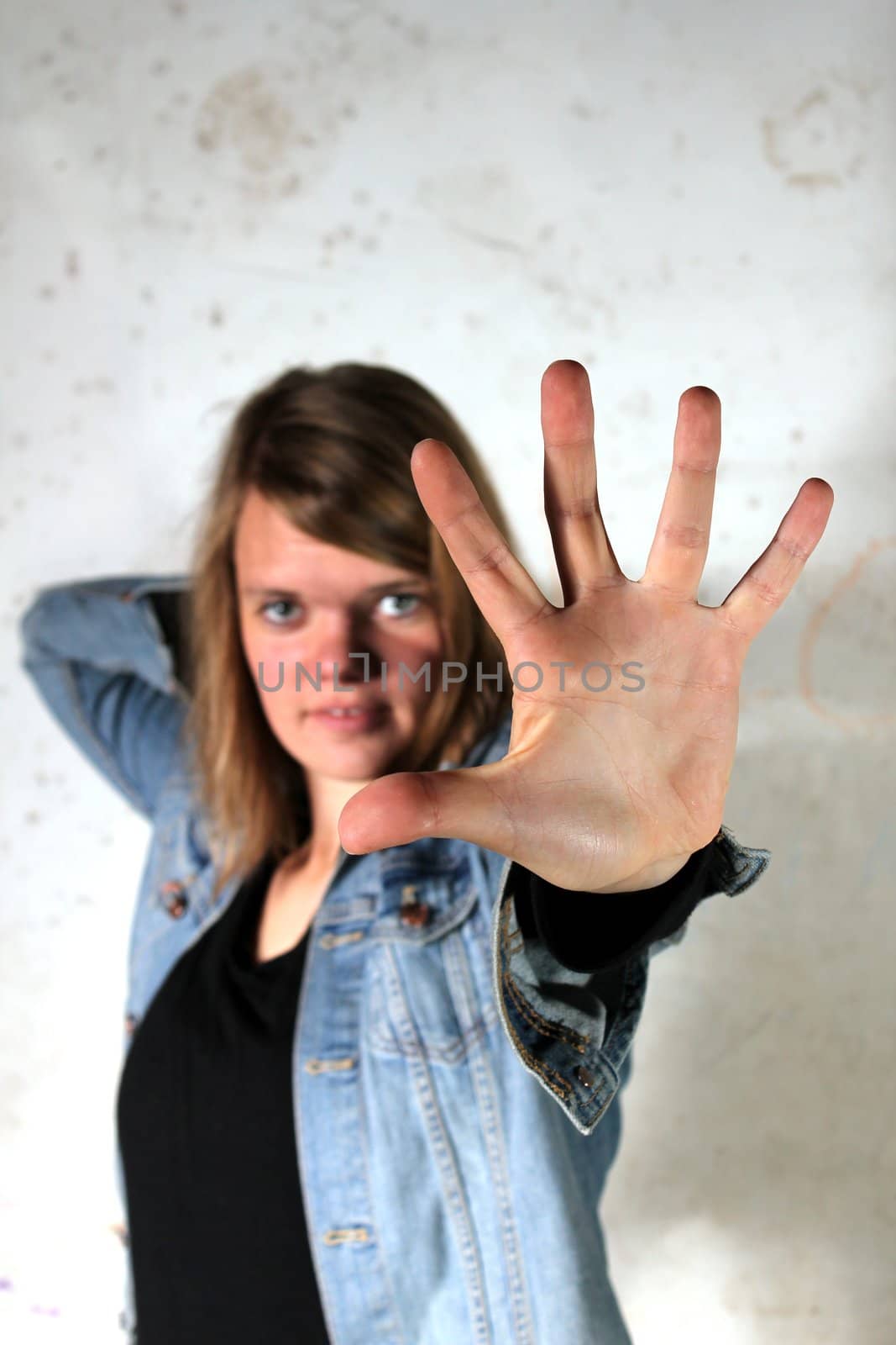 girls showing five finger