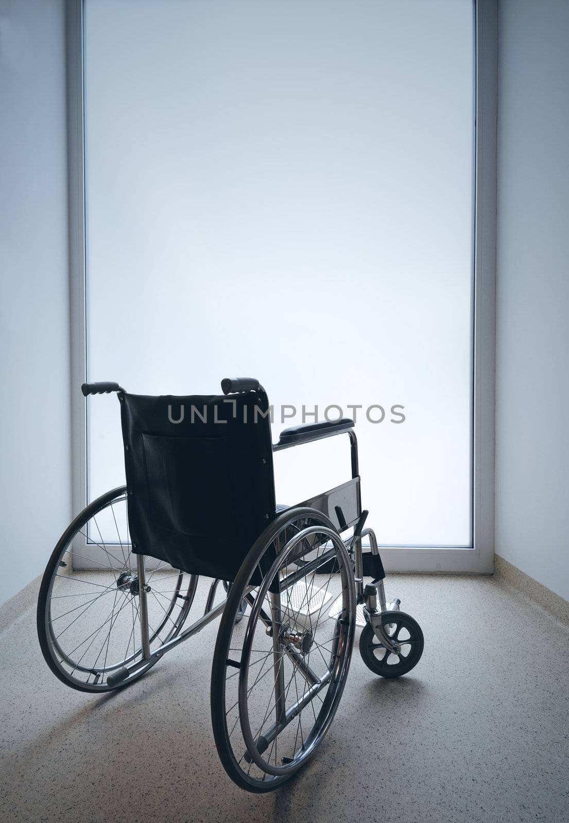 Empty wheelchair by stokkete