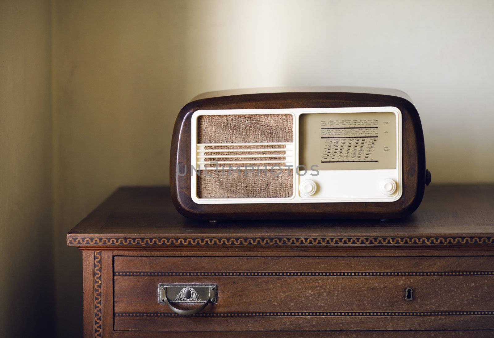 Old Radio by stokkete