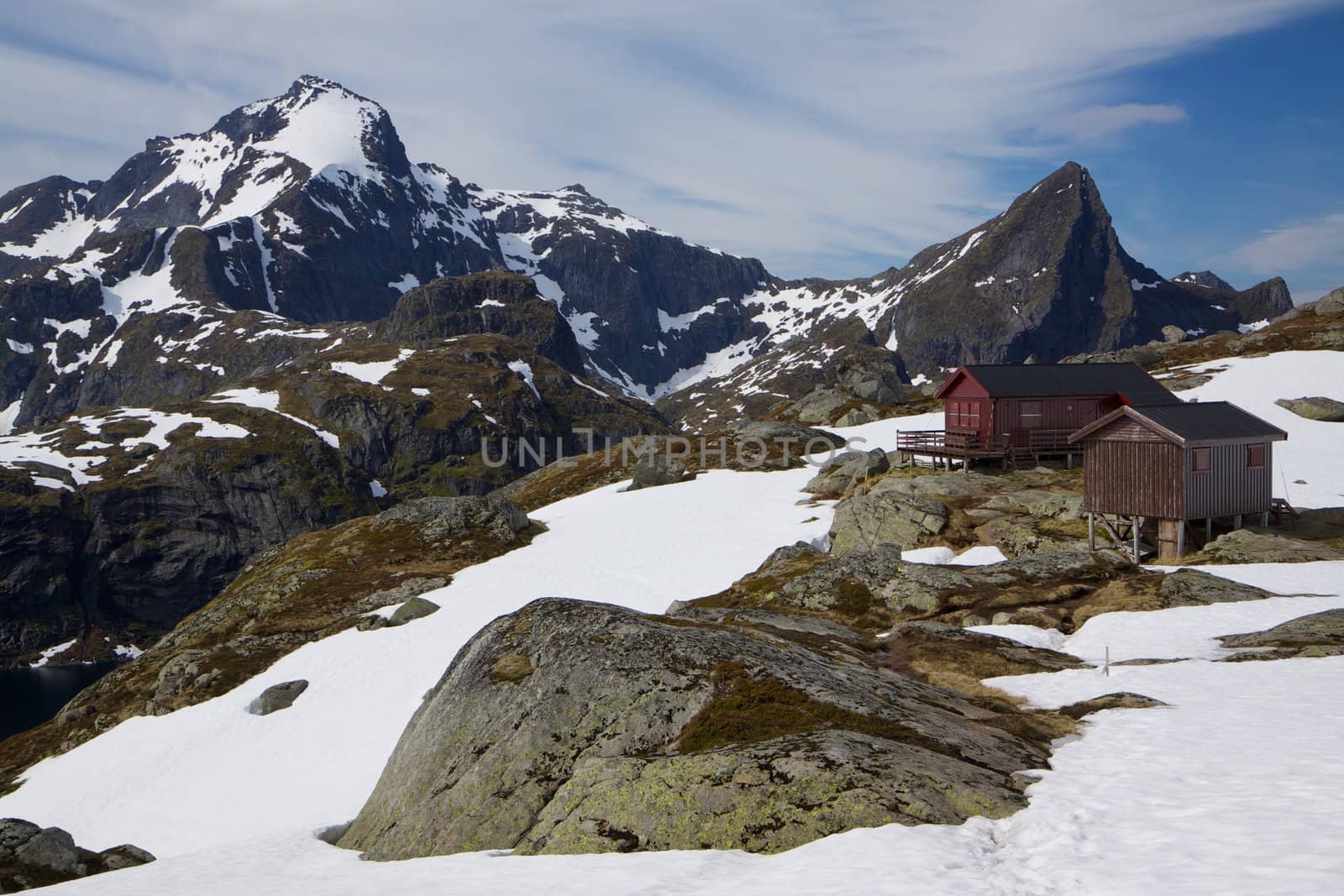 Mountain hut on Lofoten by Harvepino