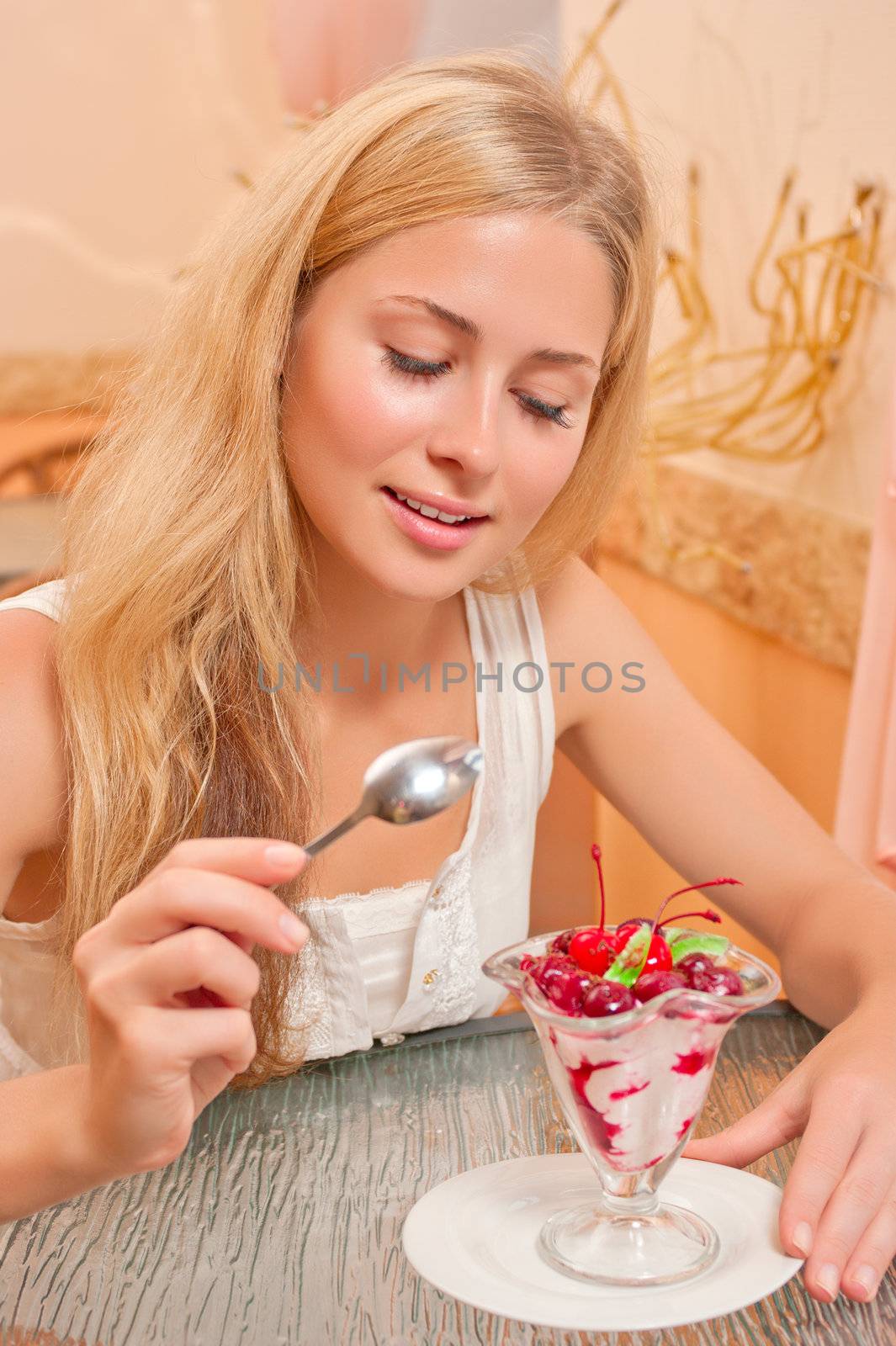 Young woman in the cafe eat dessert