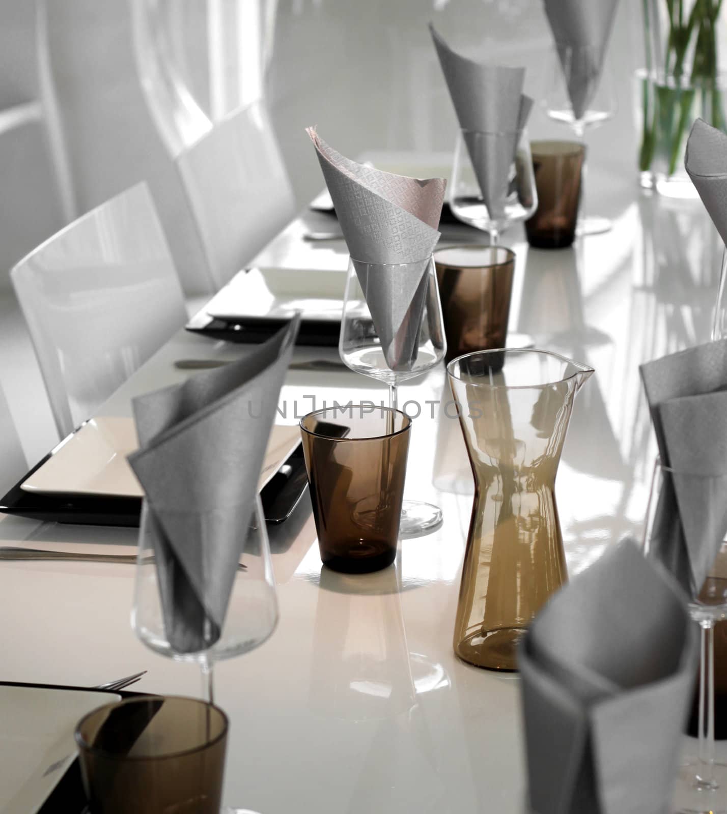Modern dining table setting by anterovium