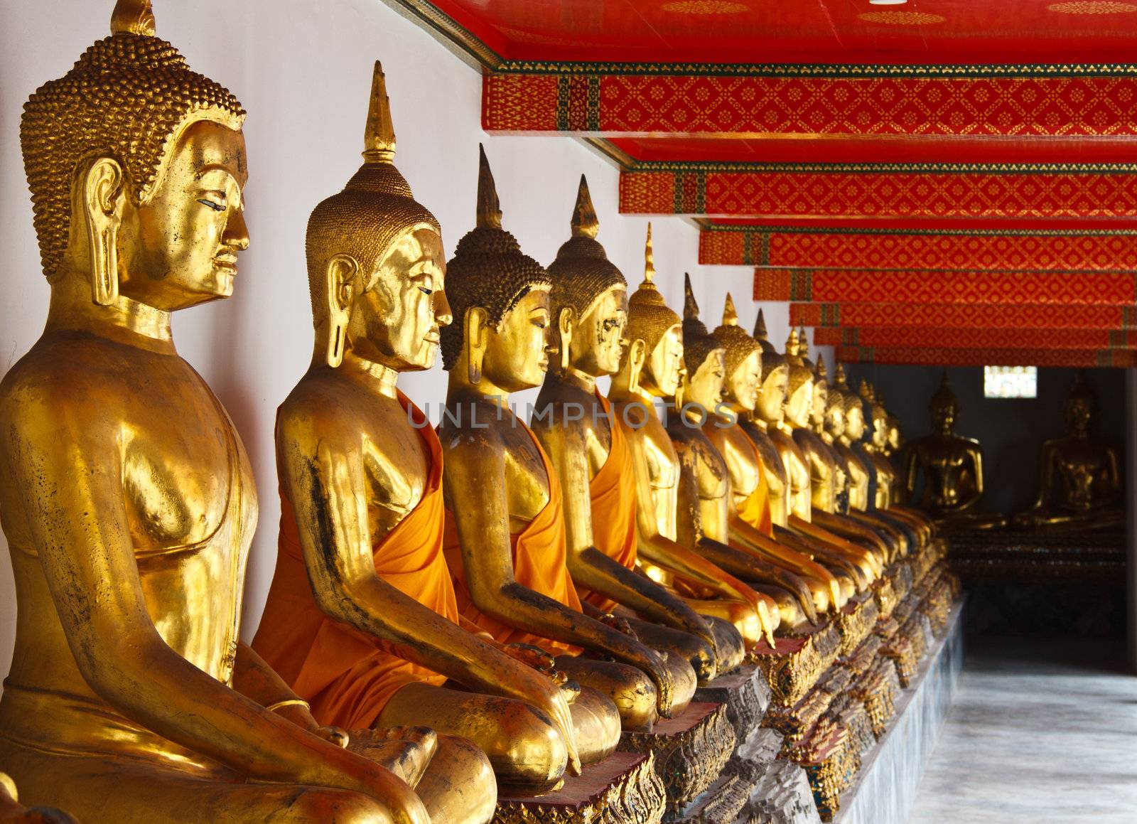 Statue of Golden buddha in Wat Pho