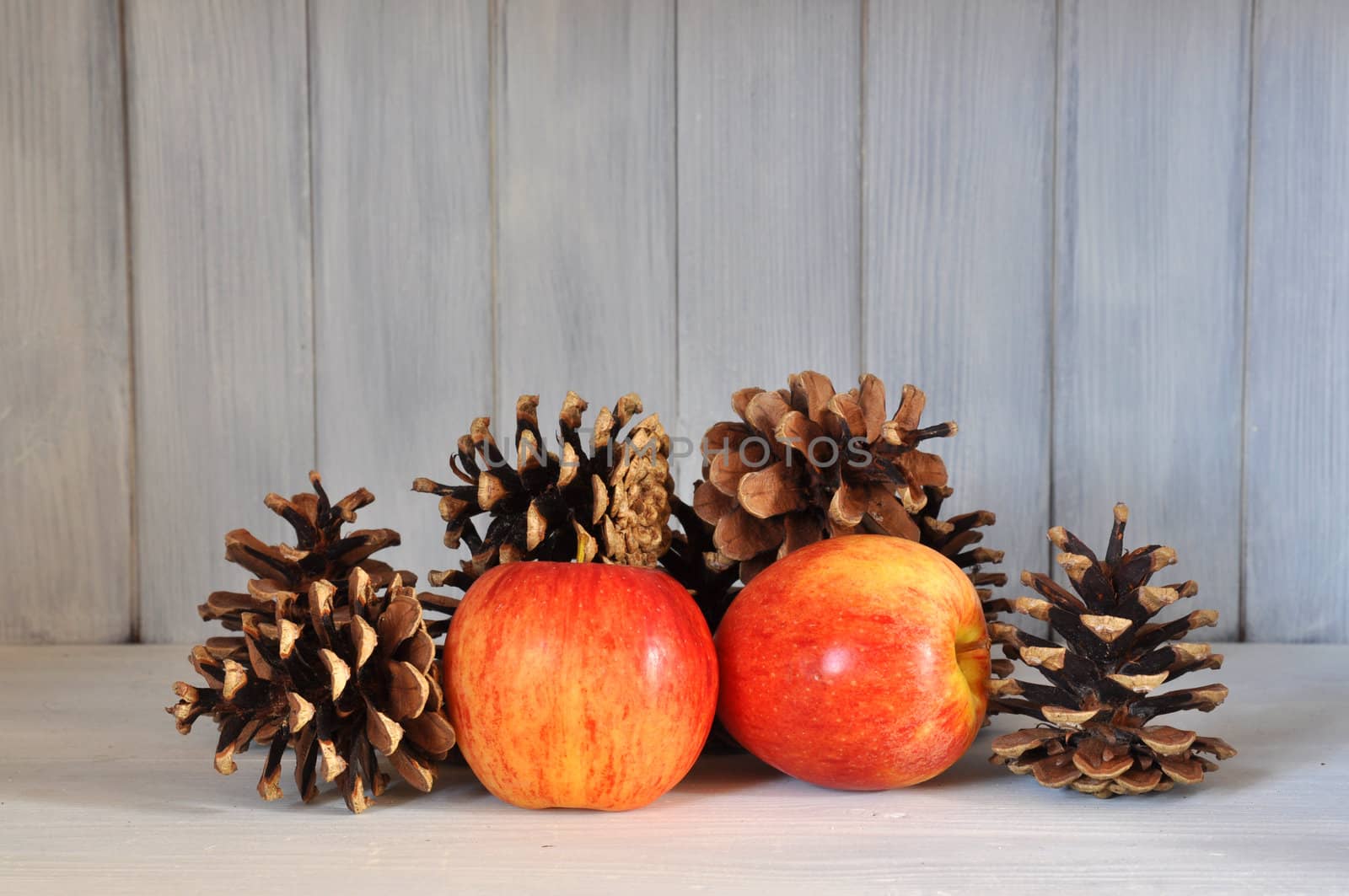 Red apples and pine cones as interior design.