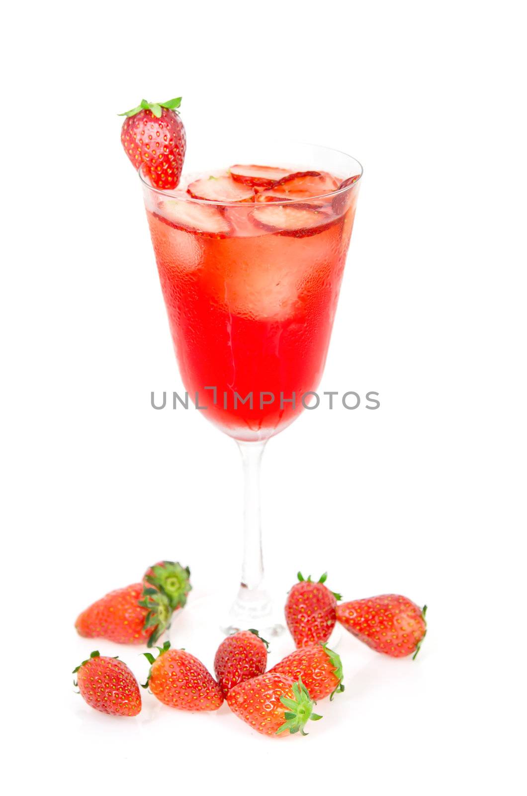 hug  strawberry juice served with slices strawberry and fresh strawberry