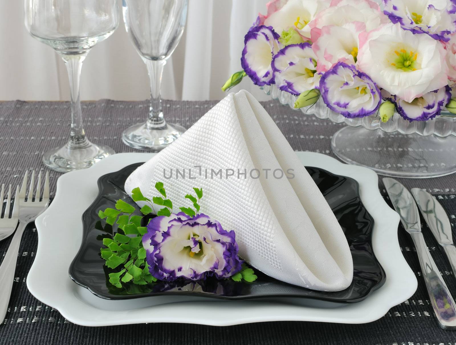 Napkin with flowers as an element of decorating the table