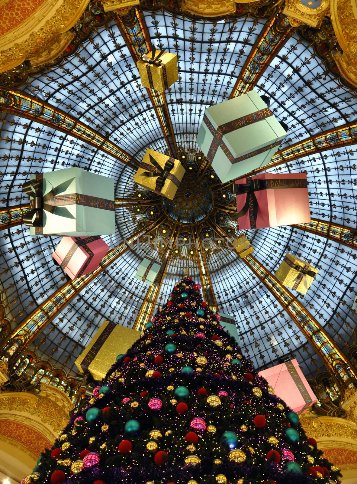 Galeries Lafayette in christmas. by jmffotos