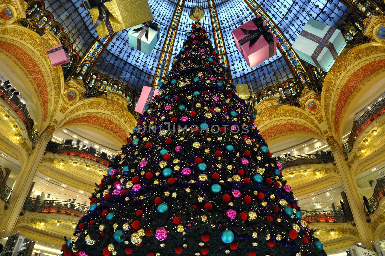 Galeries Lafayette in christmas. by jmffotos