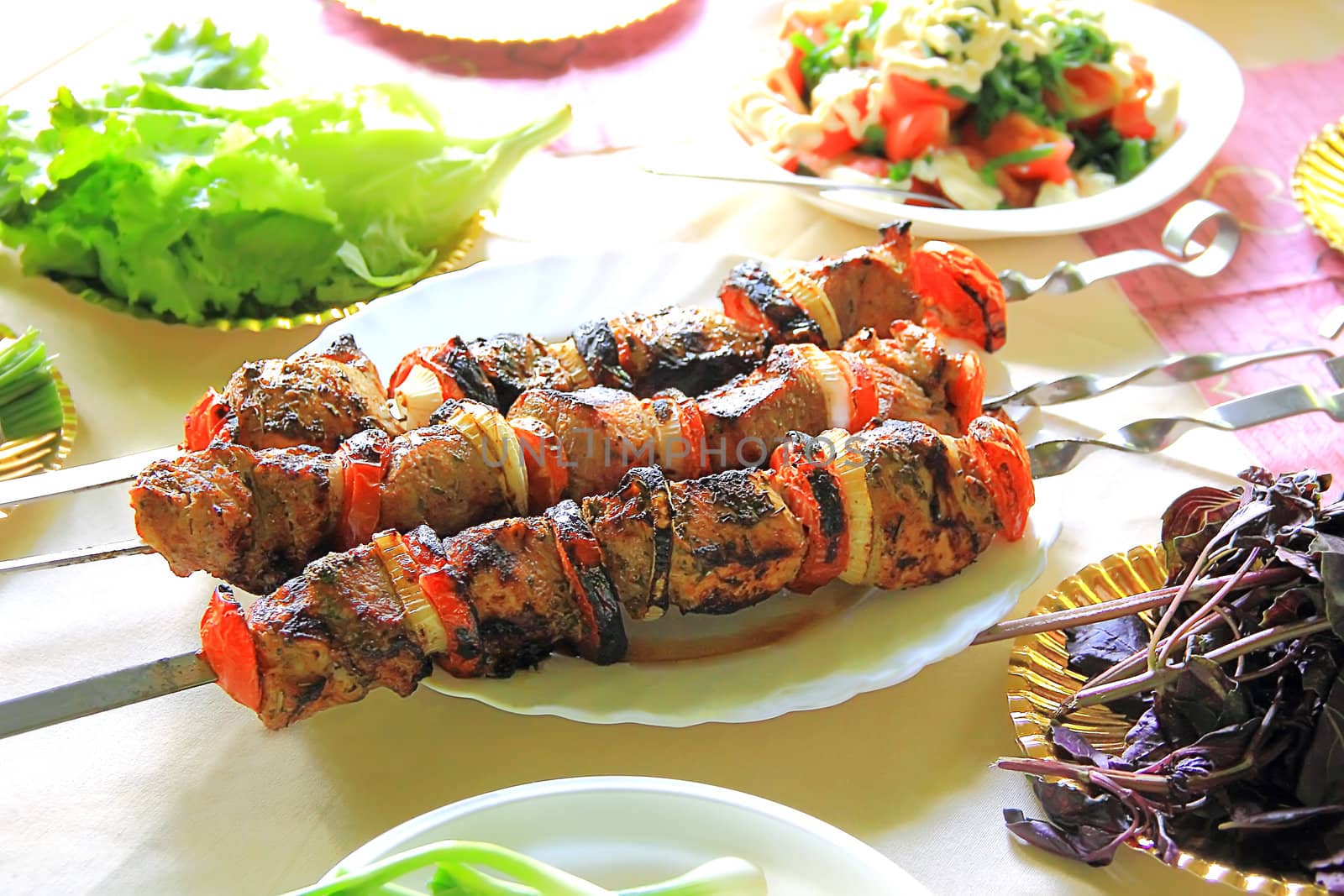 Image with fried meat, tomato and onion