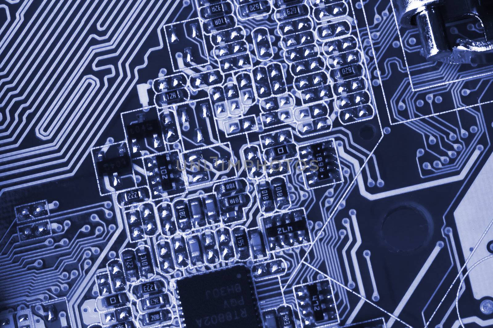 microcircuit with chip of condensers, resistors and transistors