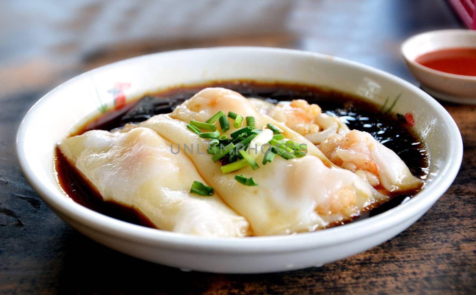 Rice noodle rolls with shrimps and soysauce