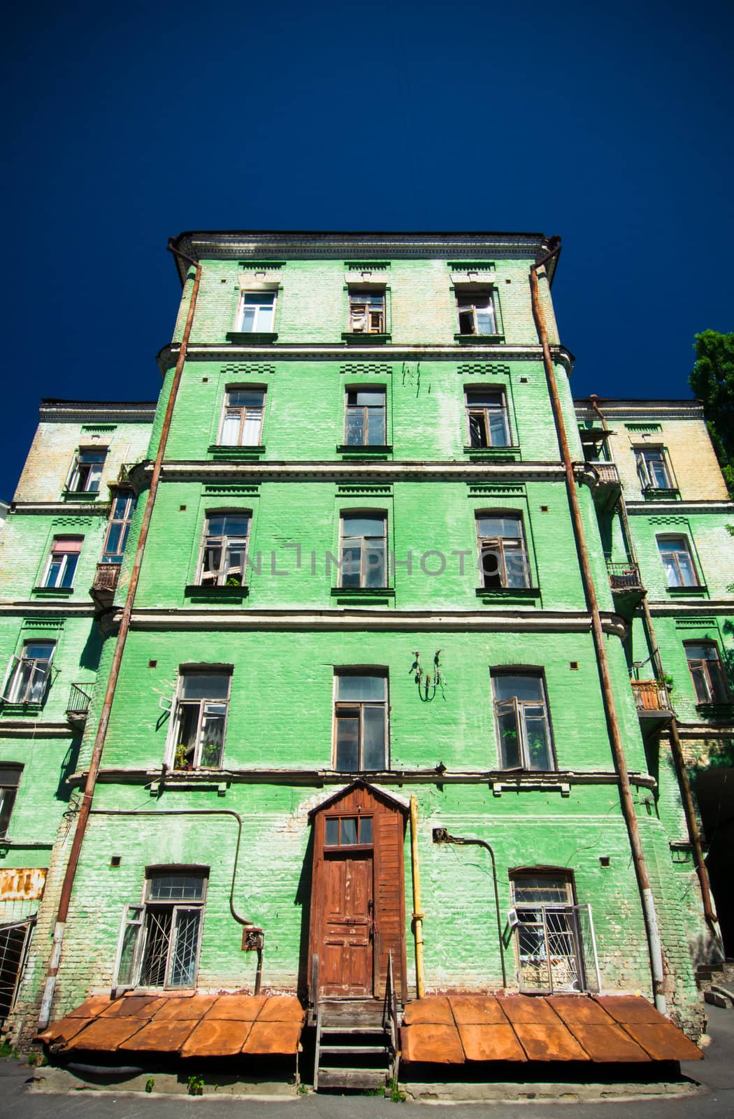 Old house in Kyiv by nvelichko