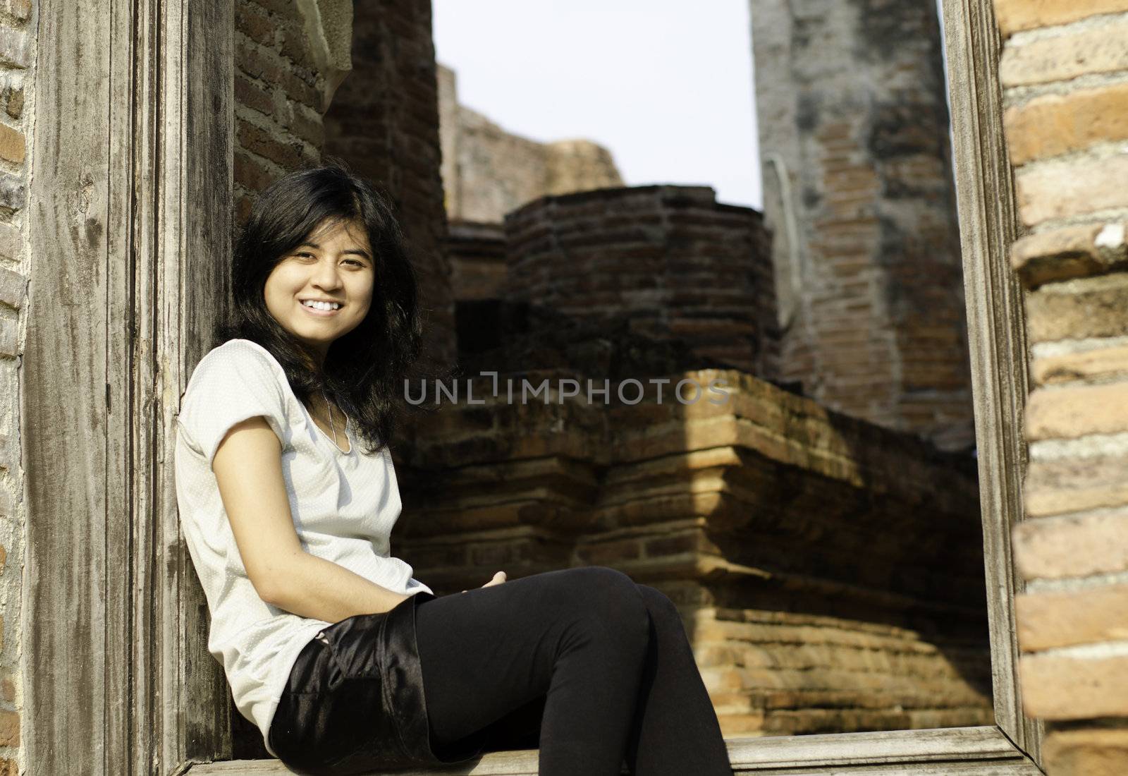 Beautiful young girl at Wat Maheyong Temple. Ayutthaya - Thailan by siraanamwong