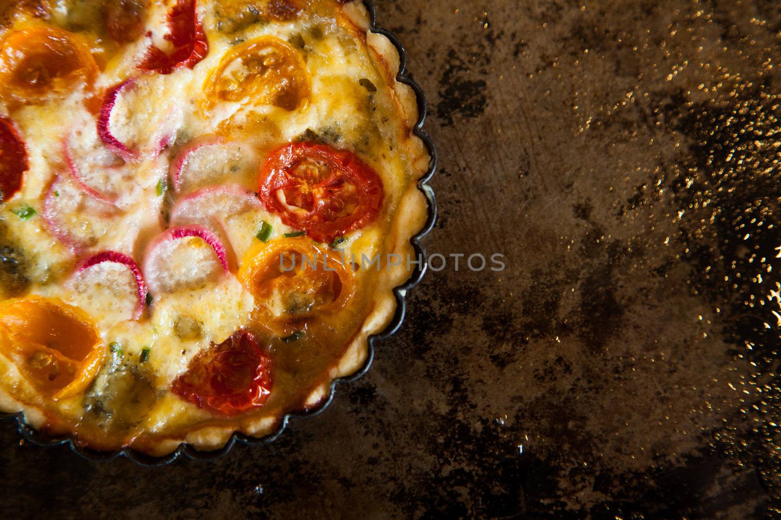 Delicious small tart with tomato, radish and cheese