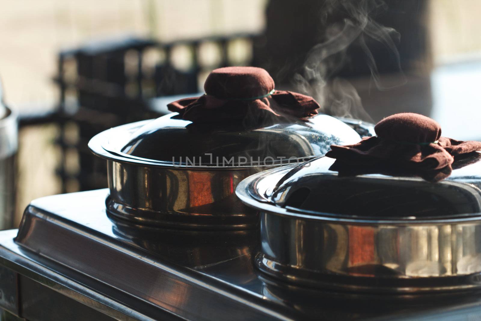 Boil a pot of boiling food