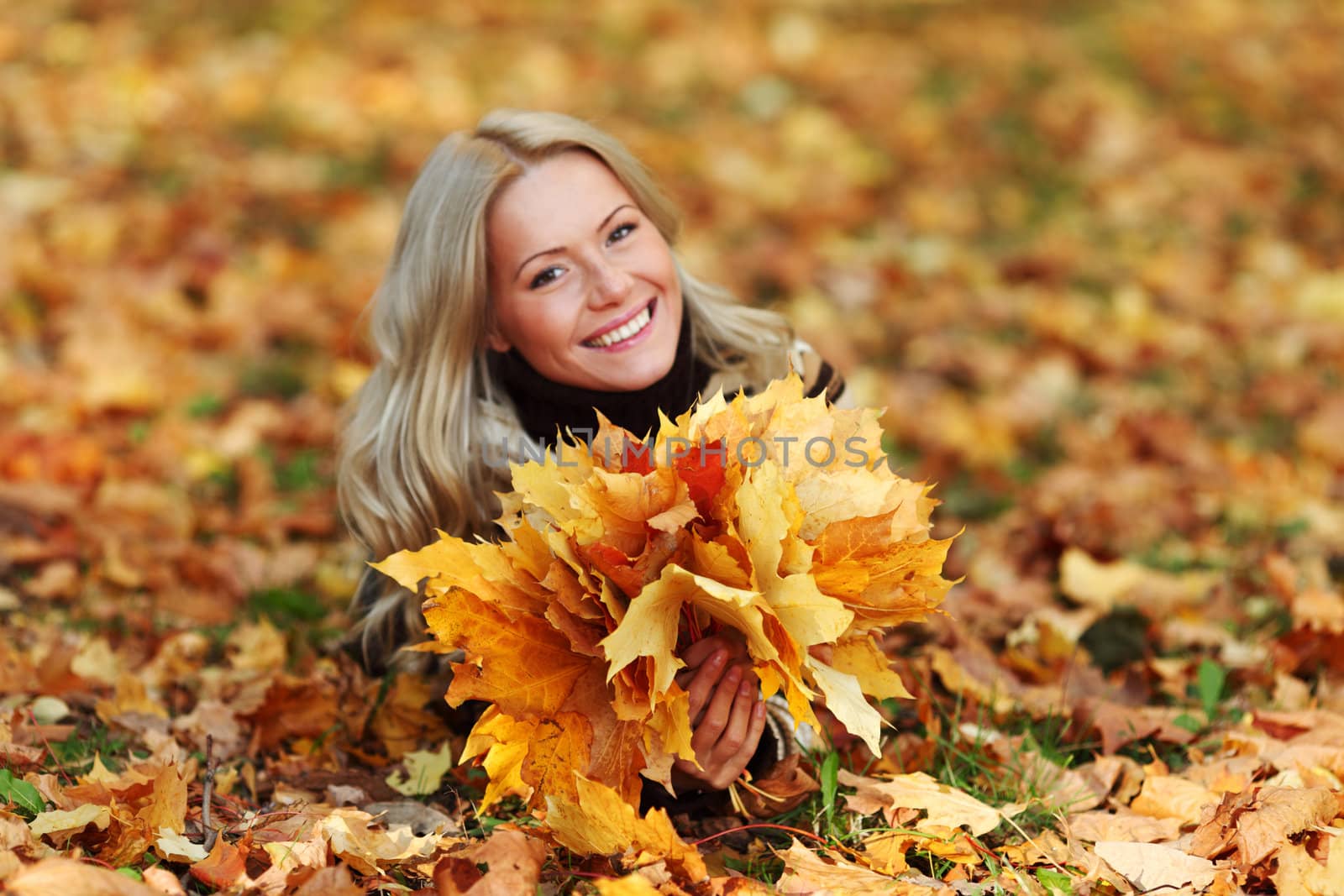  woman portret in autumn leaf close up