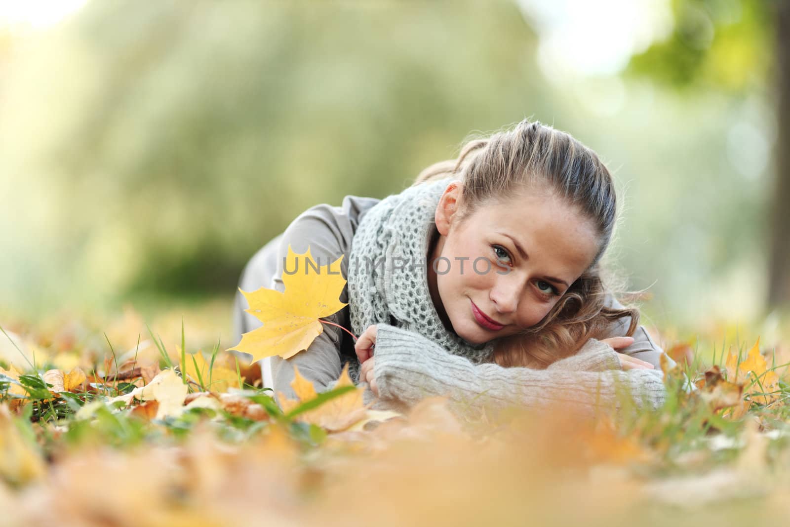  woman portret in autumn leaf close up