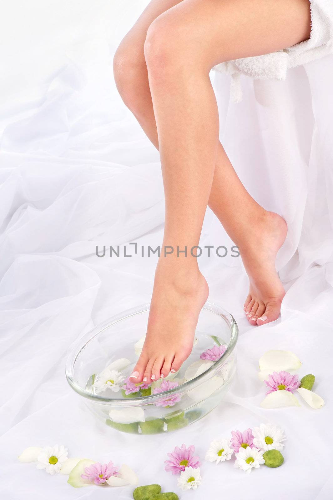 Slim legs in aromatherapy bowl, composition sided