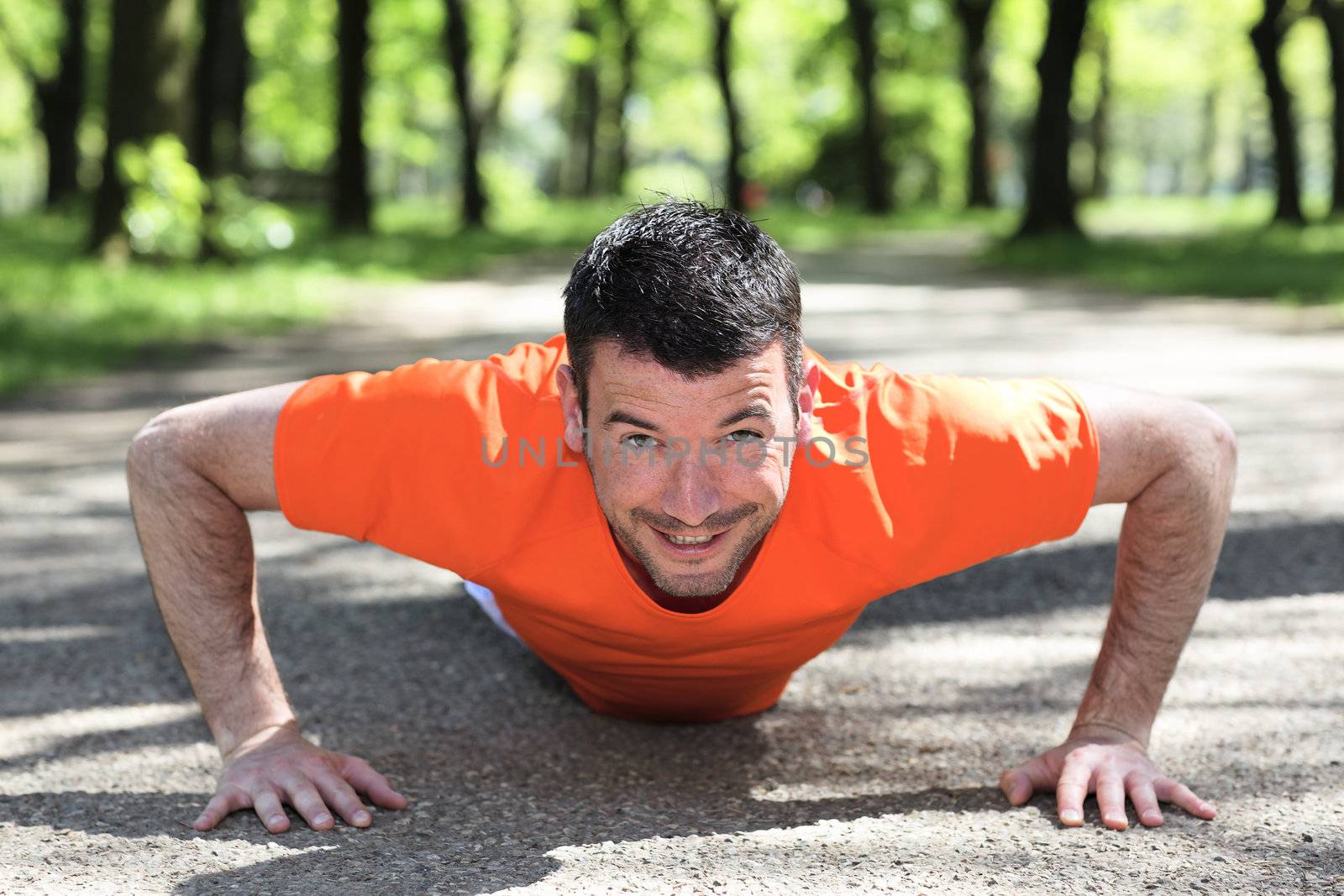 man doing exercice in a park in summer