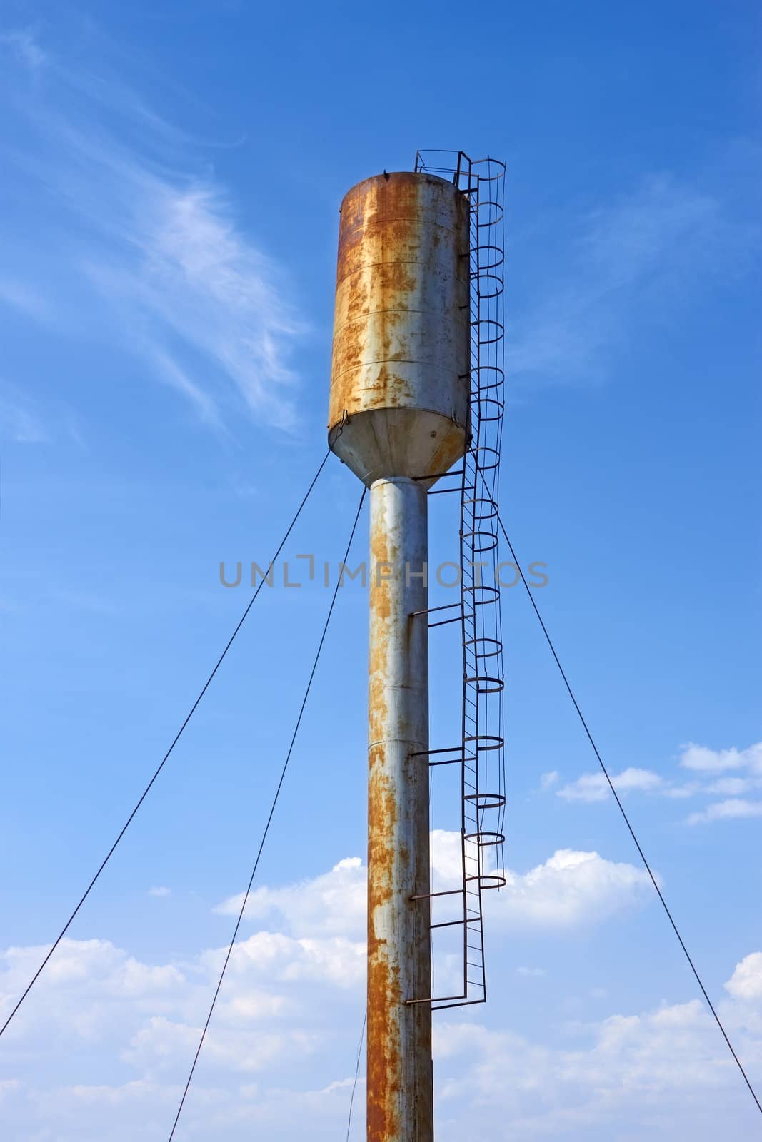 Large water tower  by qiiip