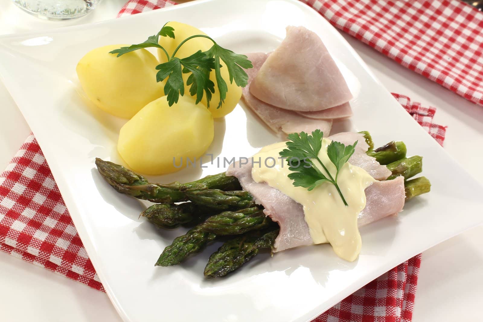 Asparagus with hollandaise sauce and ham by discovery