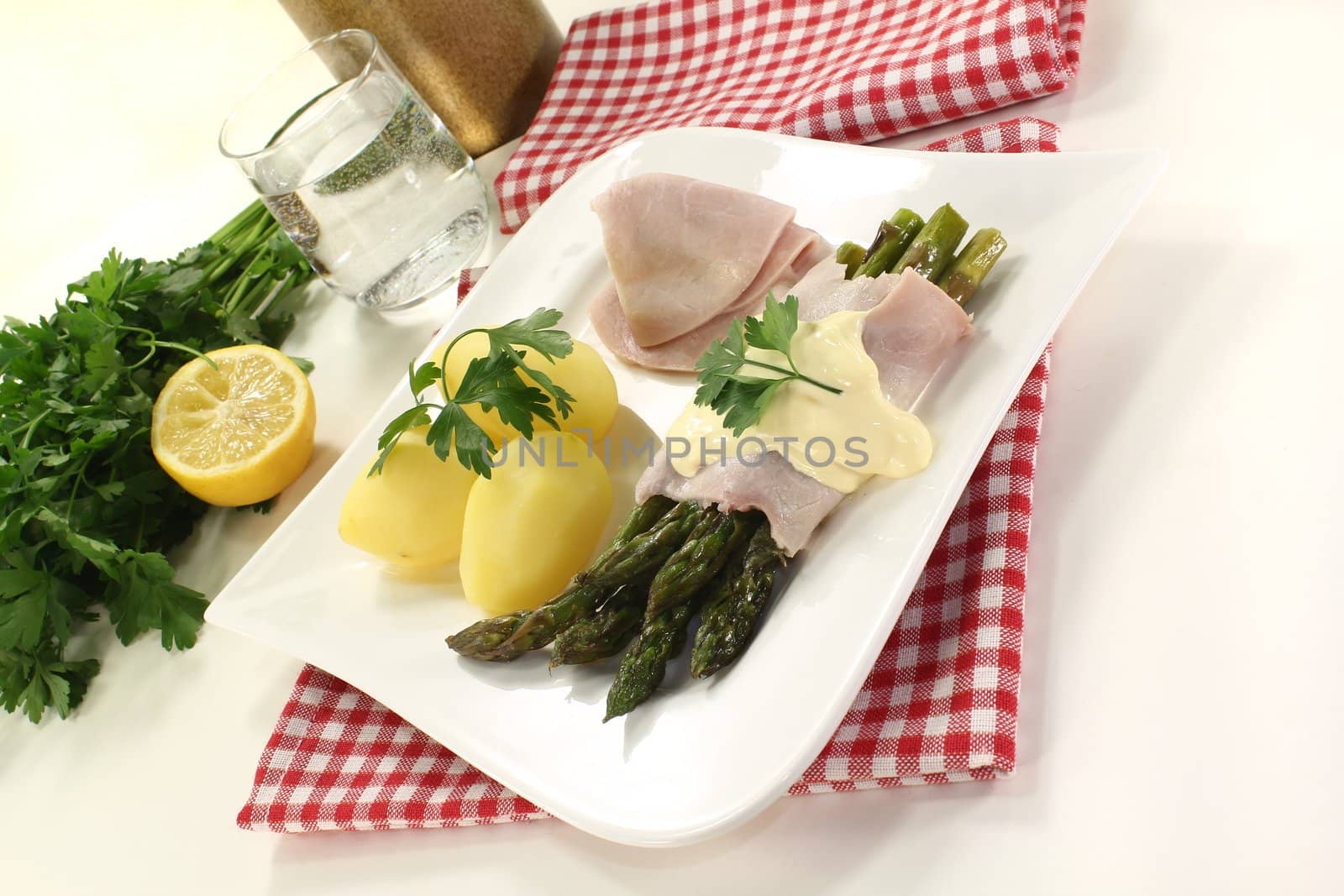 Asparagus with hollandaise sauce, cooked ham and potatoes