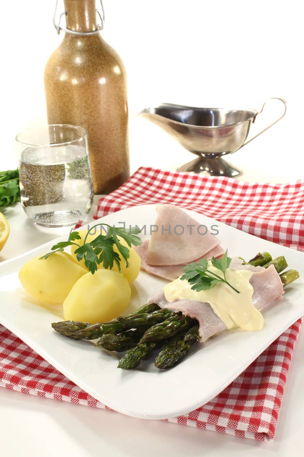 Asparagus with hollandaise sauce and parsley by discovery