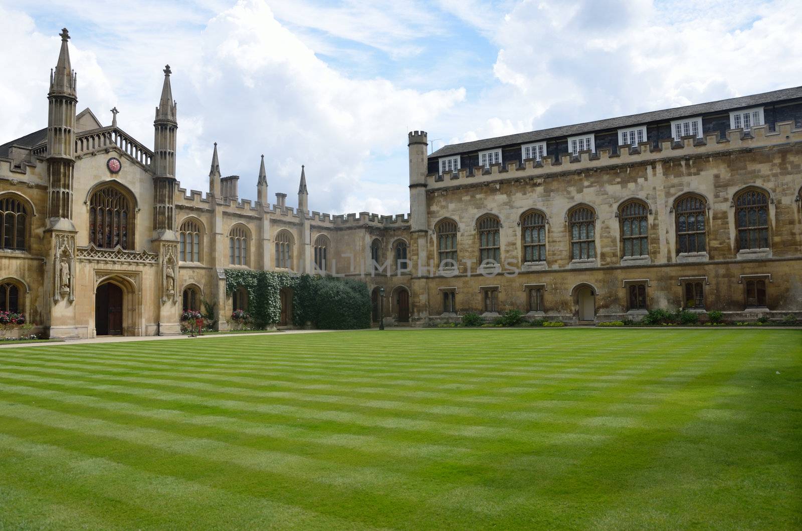 University quadrangle by pauws99